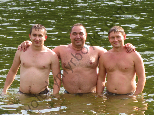 Як Плотницький купався у річці, кидався доларами та відпочивав на дачі з хлопцями (ФОТО) - фото 3