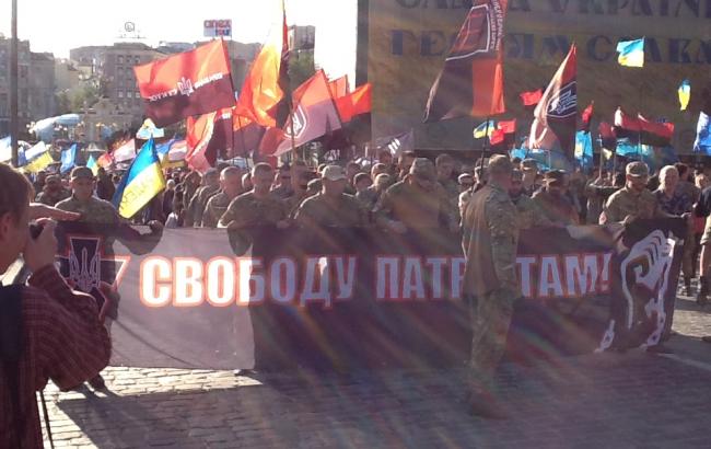 У центрі Києва добровольці-праворадикали вимагають оголосити війну (ФОТО) - фото 3