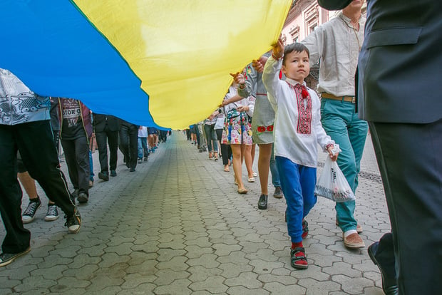 Вулицями Ужгорода пронесли 100-метровий прапор України - фото 2