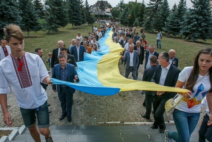 Вулицями Ужгорода пронесли 100-метровий прапор України - фото 3