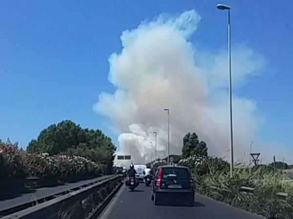 Аеропорт в Римі не працює через лісові пожежі (ФОТО) - фото 1