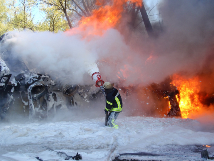 На Чернігівщині вантажівка, яка їхала до Києва з 13 тоннами палива, врізалася у дерево та зайнялася - фото 1