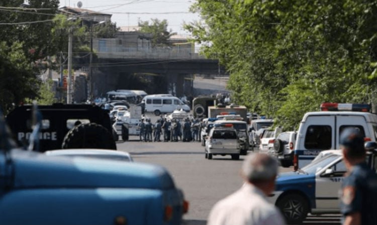 У Єревані озброєні люди захопили будівлю поліції, вимагаючи відставки уряду - фото 2