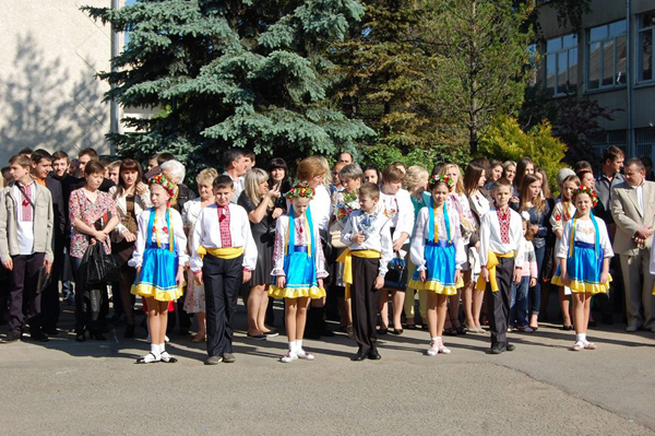 Останній дзвоник в Україні, день другий: вишиванки і жовто-блакитні спідниці проти пілоток - фото 3