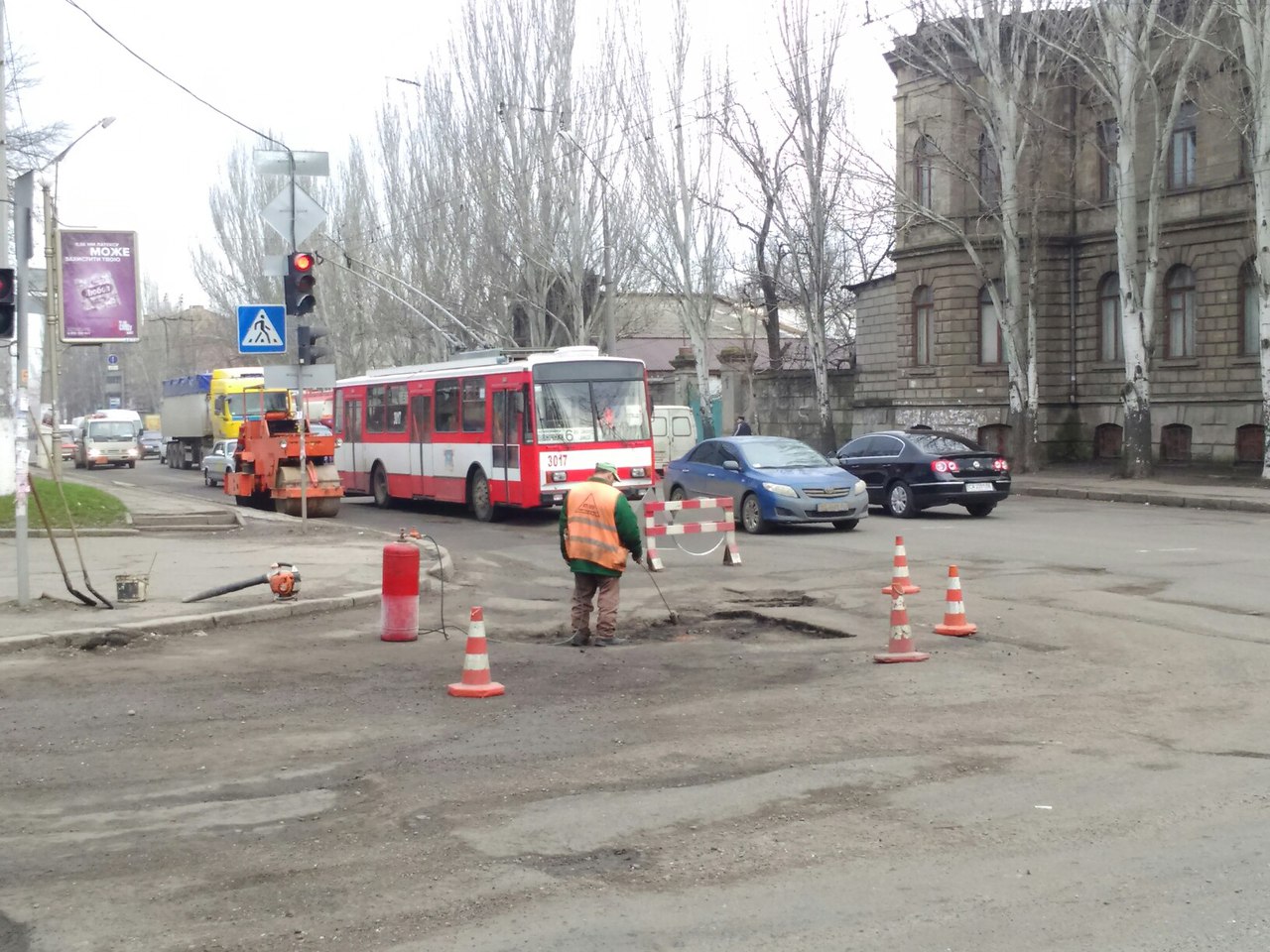 У Миколаєві наршеті почали латати аварійні дороги