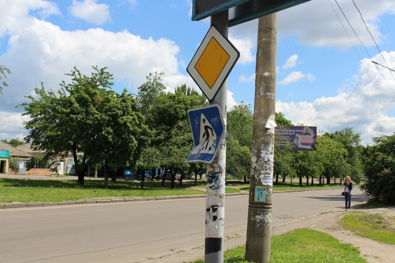 У Миколаєві білборд перетворили на дорожній знак