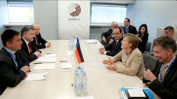 Порошенко, Меркель і Олланд обговорили Донбас та скоординували зусилля напередодні G7 - фото 1
