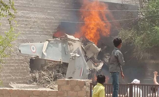 В Індії винищувач-бомбардувальник врізався в житловий будинок - фото 1