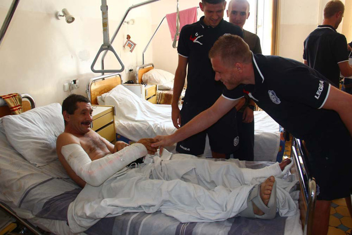 Гравці та тренери "Чорноморця" відвідали поранених бійців АТО - фото 2