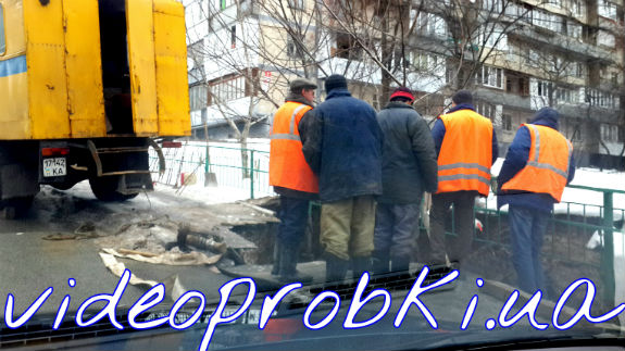 Через сніг у Києві провалився асфальт: утворилася чотирьох метрова  воронка  - фото 1