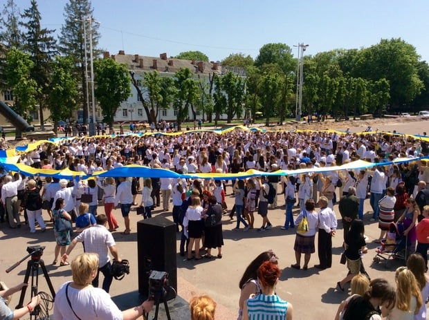 У Хмельницькому сотні людей “вишили” собою рекордну сорочку (ФОТОФАКТ) - фото 3