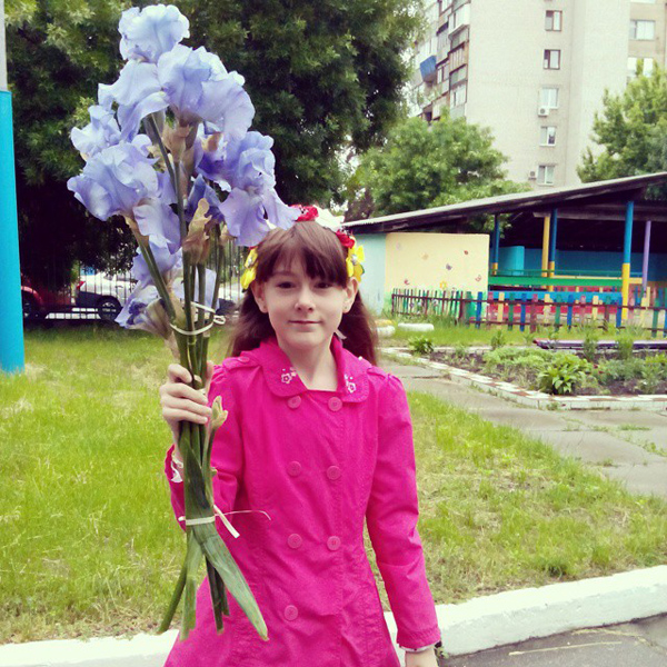 Останній дзвоник в Україні, день другий: вишиванки і жовто-блакитні спідниці проти пілоток - фото 5