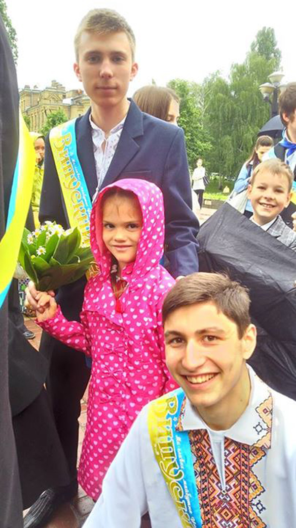 Останній дзвоник в Україні, день другий: вишиванки і жовто-блакитні спідниці проти пілоток - фото 6