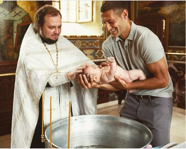 Як захисник "Шахтаря" з священником дитину охрестили - фото 1