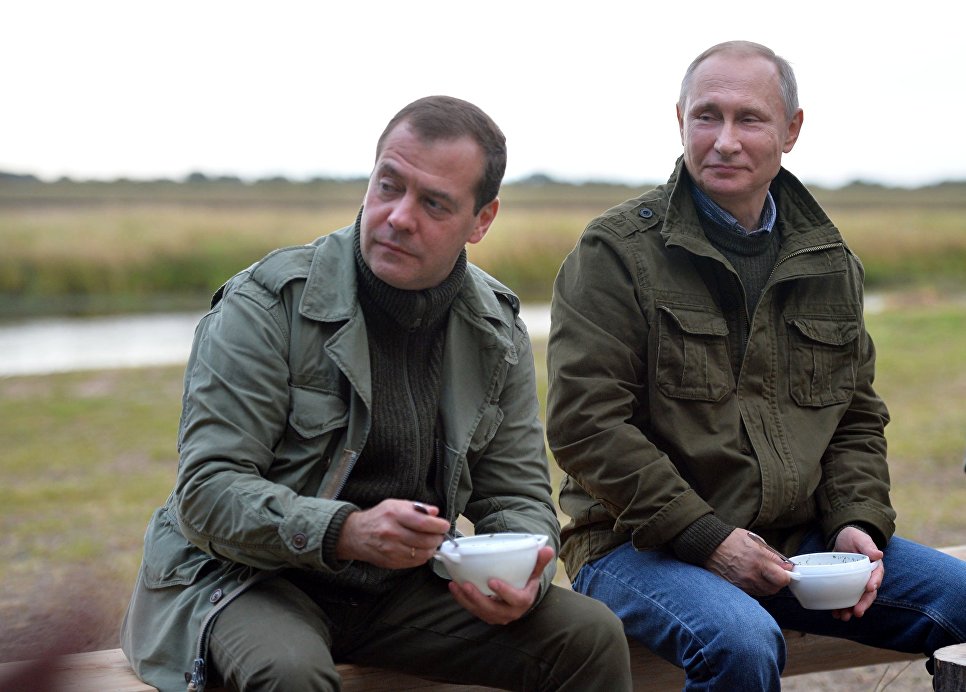 Путін і Медведєв спілкувалися з рибалками: і рибку з'їли і в човен сіли - фото 1