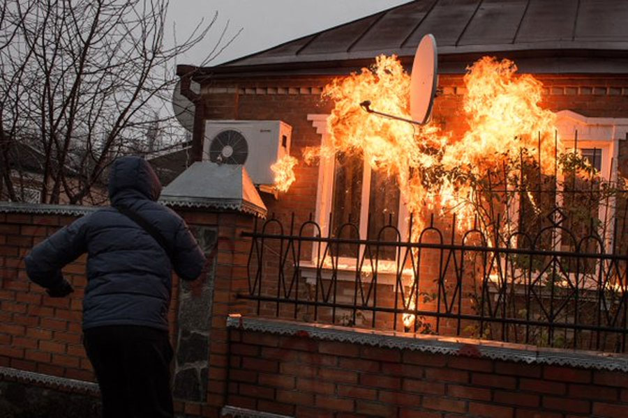 На Харківщині будинки поліцейських начальників закидали "коктейлями Молотова" - фото 6