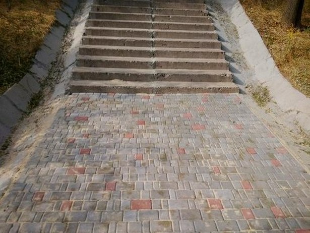 Завершується капремонт сходів, які ведуть до популярних одеських пляжів "Отрада" та "Дельфін" - фото 1