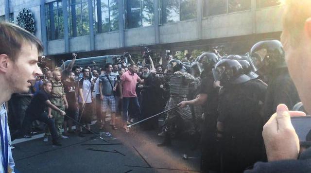 Як мітингувальники билися з правоохоронцями під готелем "Київ" - фото 2