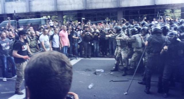 Як мітингувальники билися з правоохоронцями під готелем "Київ" - фото 3
