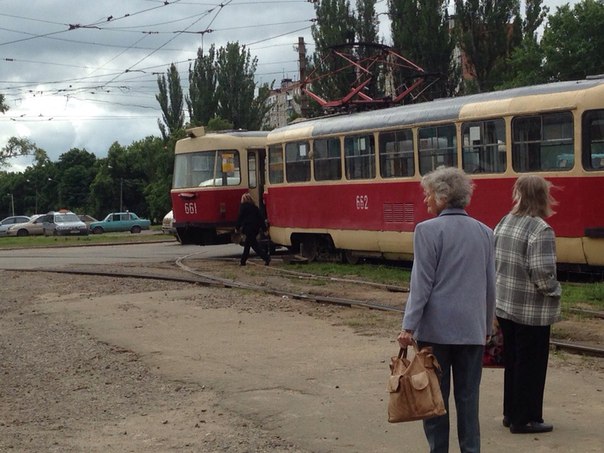 На Салтівці трамвай "втратив" на рейках один з вагонів - фото 2