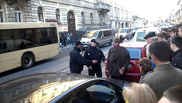 Львів’яни розбили авто, яка перекрила рух трамваю - фото 2