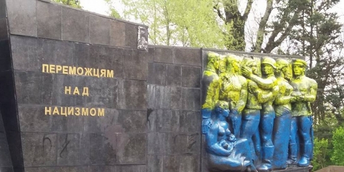 У Львові поглумилися над Монументом слави - фото 1
