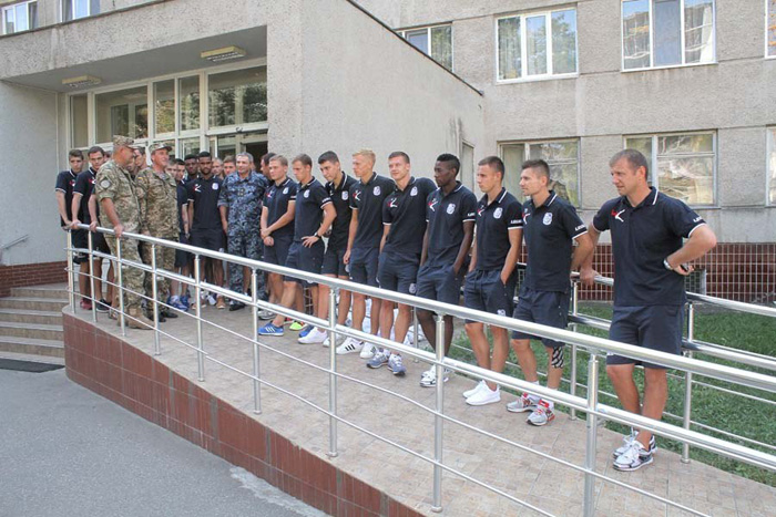 Гравці та тренери "Чорноморця" відвідали поранених бійців АТО - фото 1