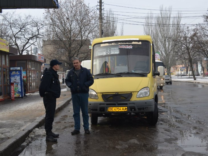 У Миколаєві маршрутчики висаджують людей посеред дороги