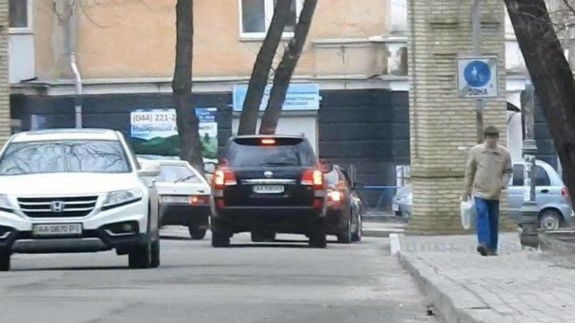 Як у Києві кортеж Турчинова порушив ПДР, промчавши по пішохідній зоні - фото 2