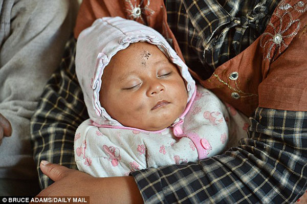 П'ятимісячний малюк у Непалі провів добу під руїнами (ФОТО, ВІДЕО) - фото 2