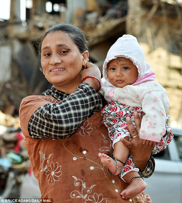 П'ятимісячний малюк у Непалі провів добу під руїнами (ФОТО, ВІДЕО) - фото 3