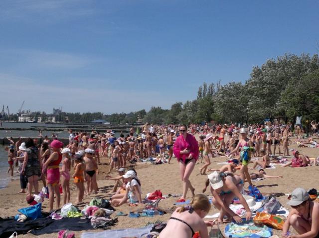 На пляжах Маріуполя рекордна кількість відпочивальників (ФОТО) - фото 1