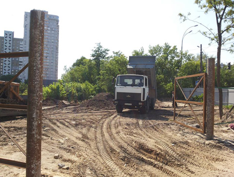 Підприємство депутата Київради засипає водойму на Лівому березі столиці  - фото 2