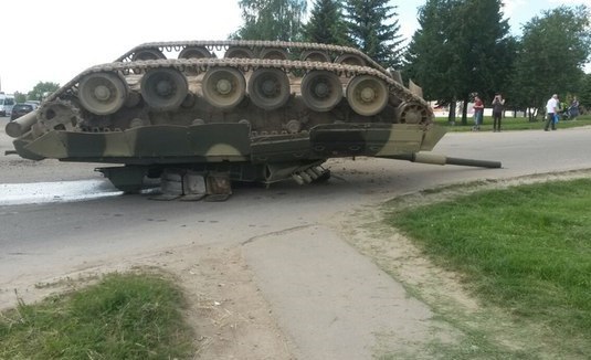 У Підмосков'ї перекинувся танк Т-80 - фото 1