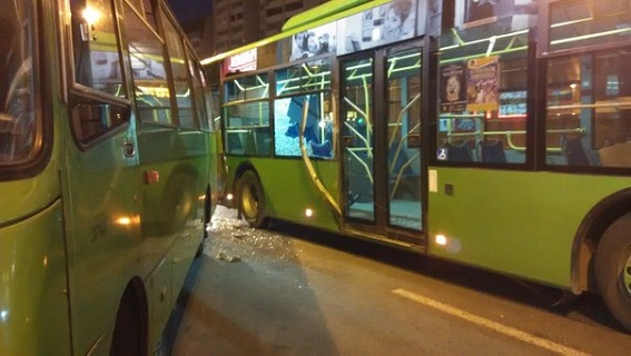 Тролейбус та маршрутка не поділили дорогу (ФОТОФАКТ) - фото 1