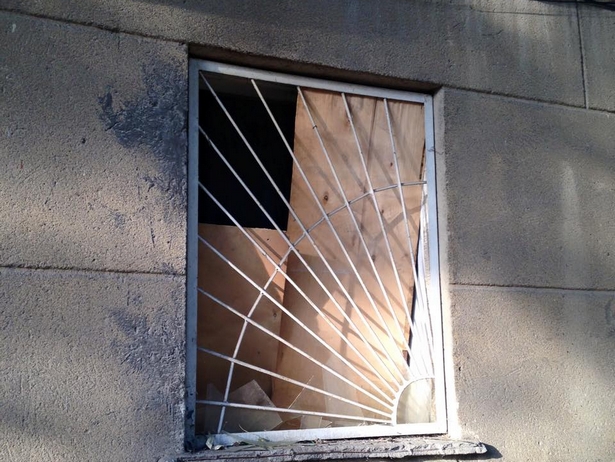 Після вибуху біля будину СБУ жителям прилеглих будинкі так і не поміняли вікна - фото 1