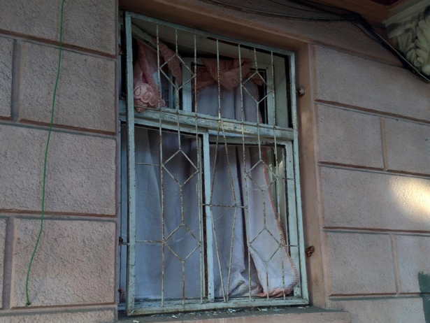 Після вибуху біля будину СБУ жителям прилеглих будинкі так і не поміняли вікна - фото 2