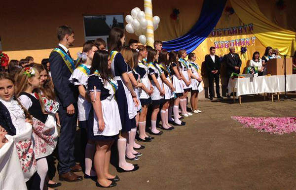 Останній дзвоник в Україні, день другий: вишиванки і жовто-блакитні спідниці проти пілоток - фото 10