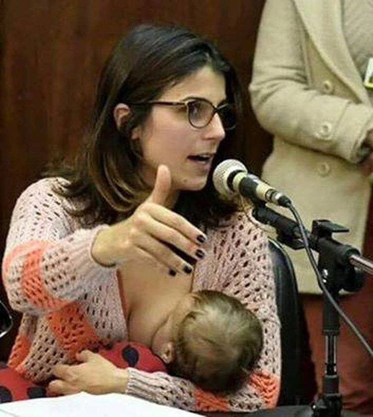 Як бразильський депутат годувала дитину грудьми під час промови у парламенті - фото 1