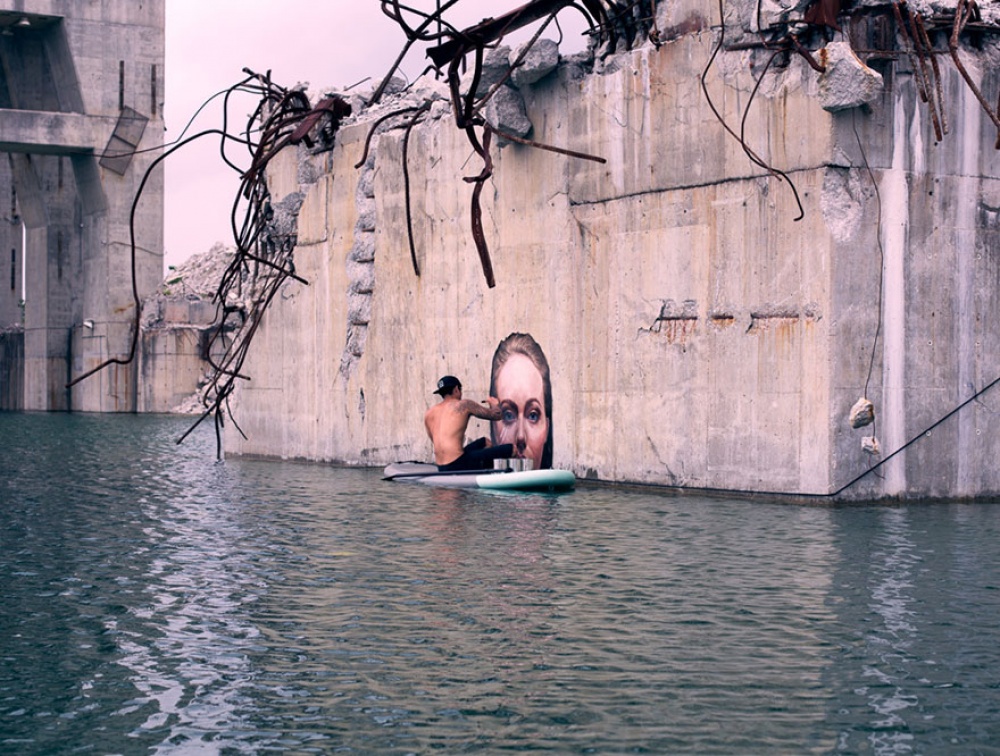 Художник дивує дівочим графіті на воді - фото 3
