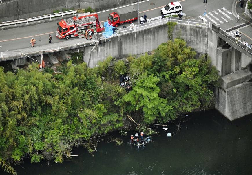 Автобус з пасажирами впав у водосховище в Японії, - ЗМІ - фото 1