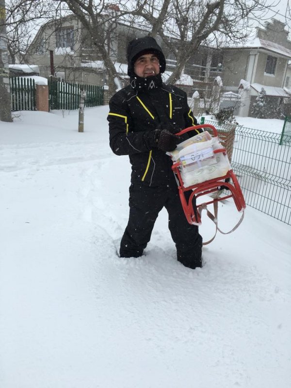 Через снігові замети одесити їздять в магазин на собаках - фото 4