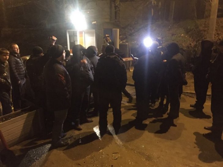 Поліція, охорона парковки та автомобілісти з'ясовували стосунки в Одесі - фото 1