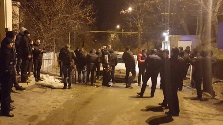 Поліція, охорона парковки та автомобілісти з'ясовували стосунки в Одесі - фото 4