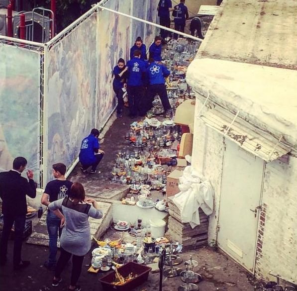 Нічний клуб в одеській Аркадії тримав посуд біля сміття - фото 1