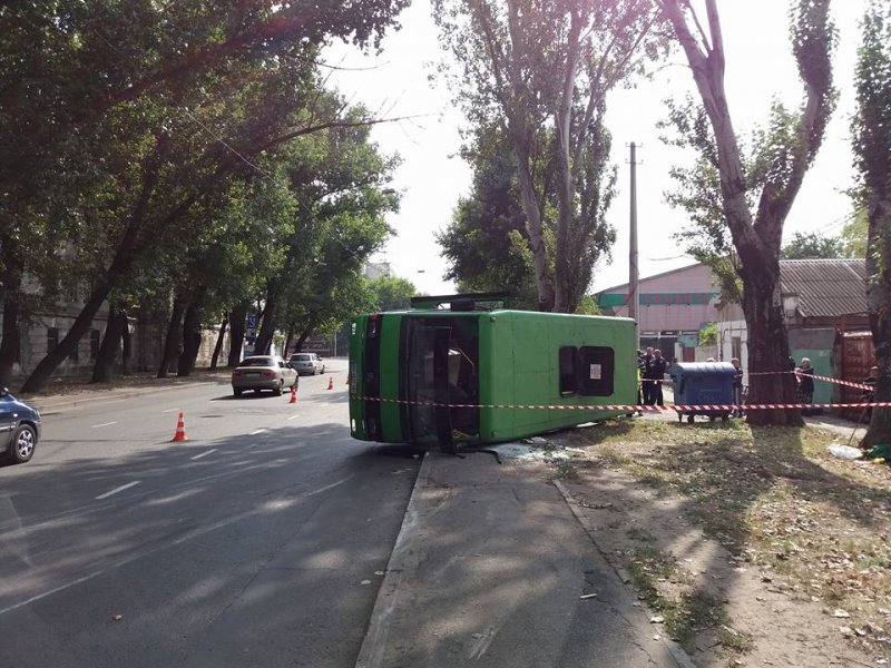 В Одесі перекинулася маршрутка з людьми (ФОТО) (ВІДЕО) - фото 1