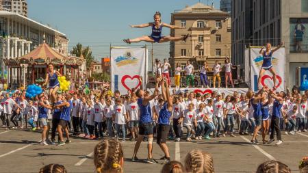 Півтисячи дніпрян станцювали на центральній площі Дніпра - фото 1