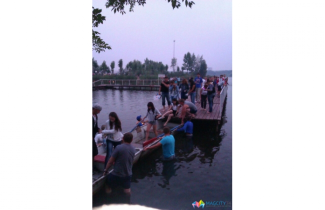 На Росії на фестивалі водних ліхтариків обрушився міст з дітьми  - фото 1