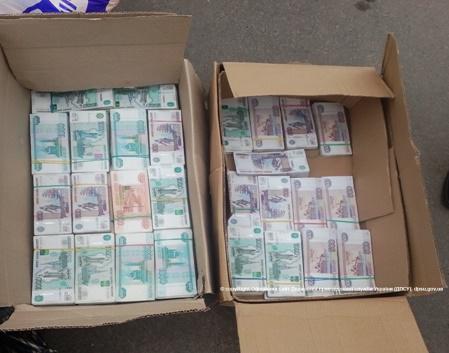 На КПВВ "Зайцеве" в коробках з сиром знайшли 4,8 млн рублів (ФОТО) - фото 1