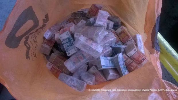 На Харківщині прикордонники впіймали чоловіка з 0,5 млрд рублів - фото 2